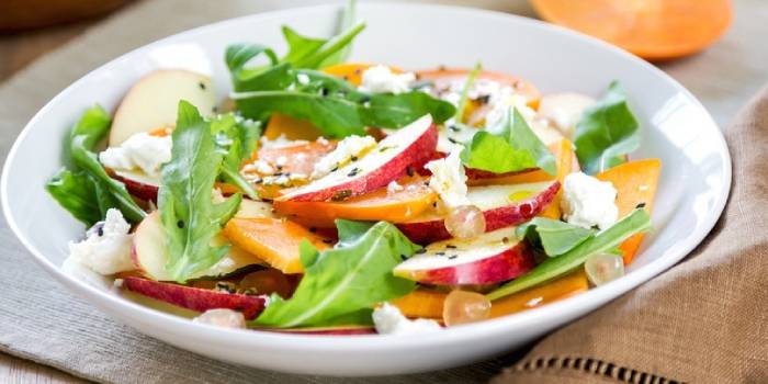 Ensalada de caqui, manzana y queso de cabra