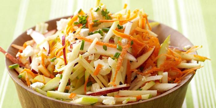 Salad với cà rốt, táo, thảo mộc và dầu ô liu