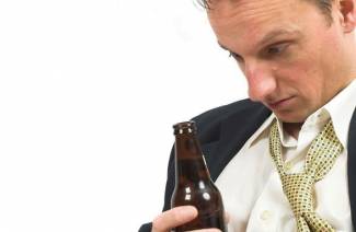 So entfernen Sie Alkoholvergiftungen zu Hause