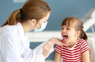 Síntomas y tratamiento de la faringitis en niños.