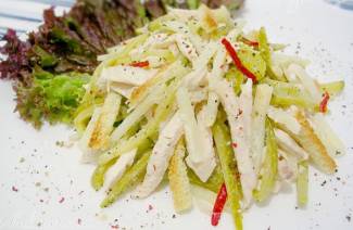 สลัดไก่และผักชี