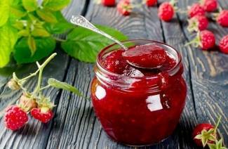 Confiture de framboises pour l'hiver sans cuisson