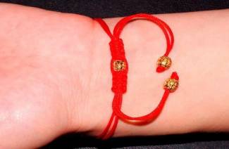 ด้ายสีแดงบนข้อมือ