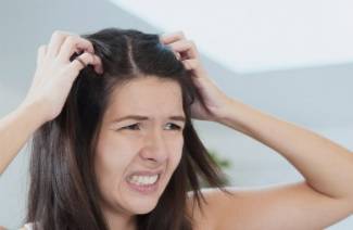 Acne na cabeça no cabelo: