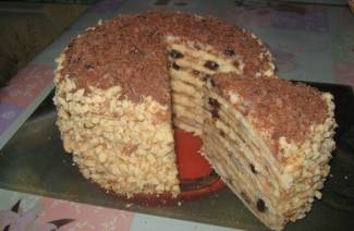 Bolo em uma panela com leite condensado