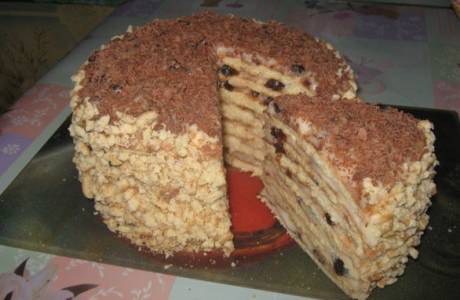 Gâteau dans une casserole avec du lait concentré