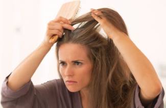 Teinture pour cheveux naturels ombrageant les cheveux gris