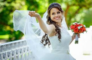 Kiểu tóc cưới cho mái tóc dài với một tấm màn che