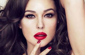 Maquillage pour brunes avec rouge à lèvres