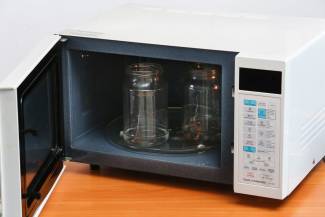 Comment stériliser des canettes au micro-ondes