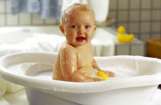 Une éruption cutanée sur le corps d'un enfant