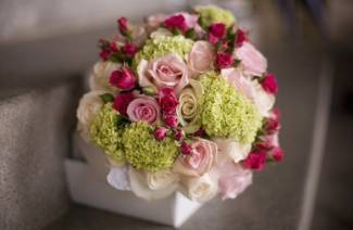 Pagguhit ng mga bouquets ng mga sariwang bulaklak