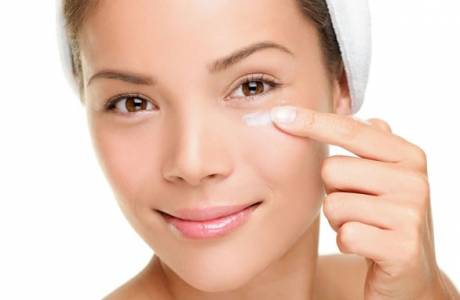 Caring for the skin around the eyes