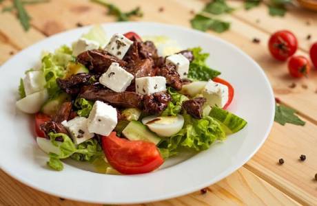 Ensalada de hígado de pollo