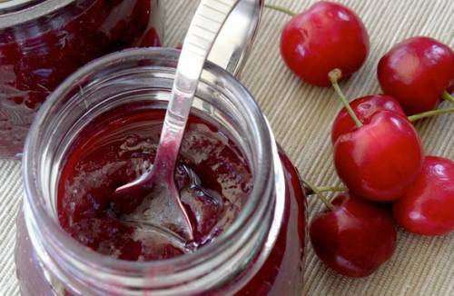Gelée de cerises dénoyautée pour l'hiver