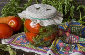Tomatoes with carrot tops in liter jars