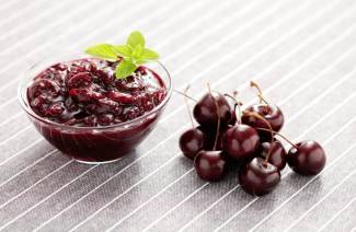 Marmellata di ciliegie invernale con nocciole