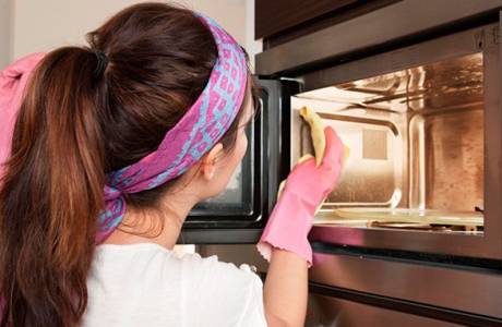 Paano mapupuksa ang amoy sa microwave