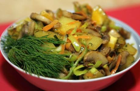 Batata com cogumelos em um fogão lento