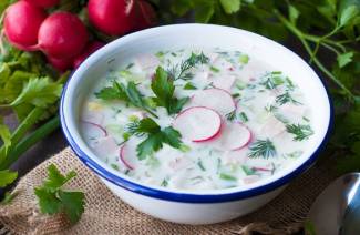 Okroshka บนหางนมและ kefir