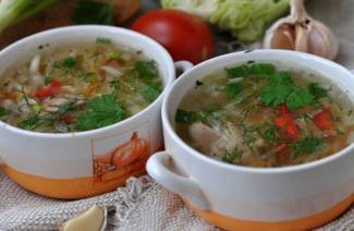 ซุปกะหล่ำปลีกับไก่และกะหล่ำปลีสด