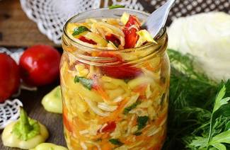 Салата од тиквица и купуса за зиму