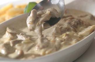 Frango com cogumelos em molho de creme azedo