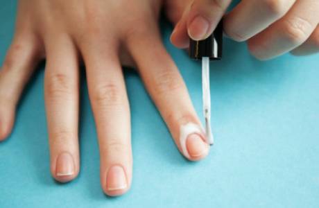 Ce qui est barbouillé autour de l'ongle avec de la manucure