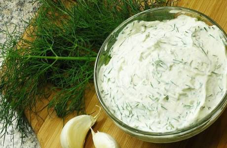Salsa de crema agria de ajo