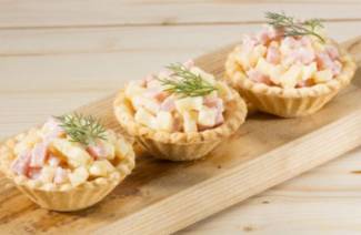 Tartlets مع الأناناس وعصي السلطعون