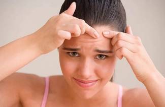 Boutons blancs sur le visage.