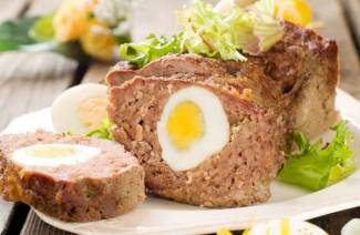 Bolo de carne com ovo