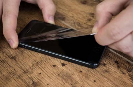 Kaip klijuoti apsauginį stiklą ant telefono
