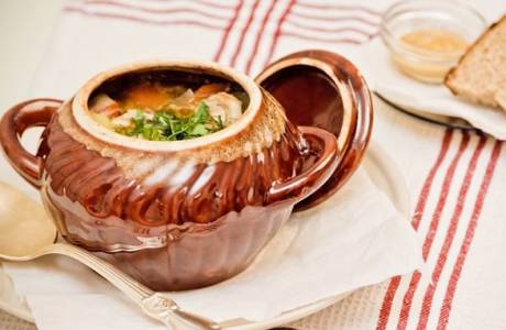 Krāsns katli ar vistu un kartupeļiem
