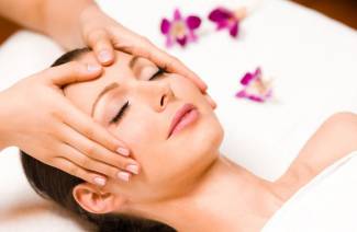 Massage facial à la maison