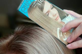 Quelle peinture convient pour éclaircir les cheveux noirs