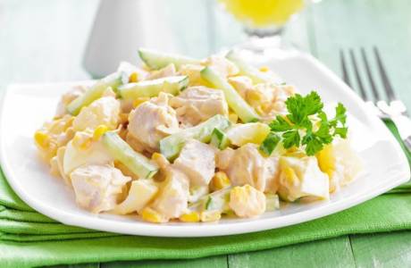 สลัดข้าวโพดและไก่สลัด