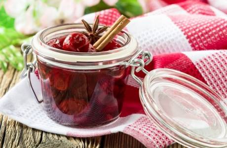 Confiture de cerises dans une cocotte