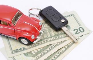 Dinero en la seguridad de un automóvil.