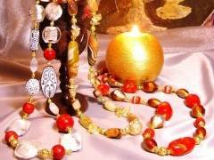 مجوهرات مصنوعة من الأحجار الطبيعية