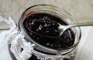 Cassis écrasé avec du sucre pour l'hiver