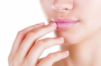 Causes et traitement des convulsions dans les coins de la bouche
