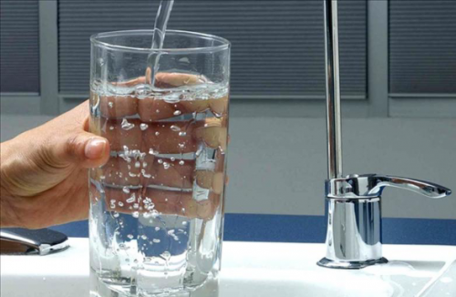 Pambansang dalubhasa ng dalisay na tubig: i-disassemble namin ang mga jugs ng filter