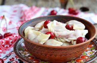 Bolinhos de massa com cerejas