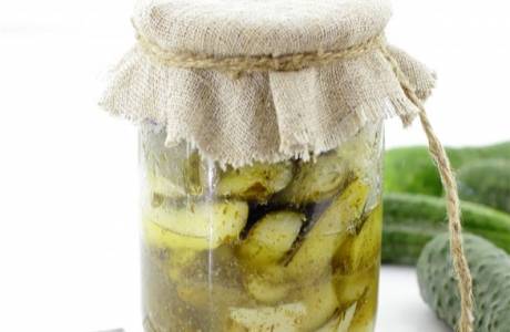 Salade de concombre épicée pour l'hiver