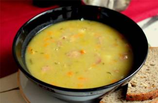 Sopa de ervilha em um fogão lento
