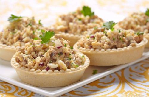 Tartlets مع كبد سمك القد والبيض