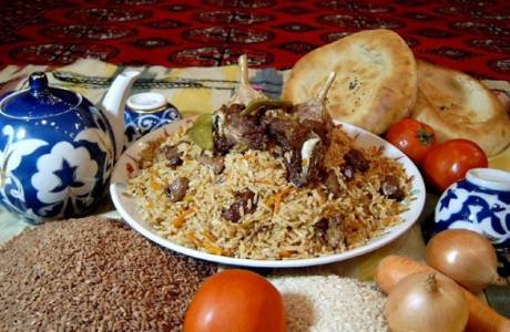 Pilaf trong một nồi nấu chậm với thịt lợn