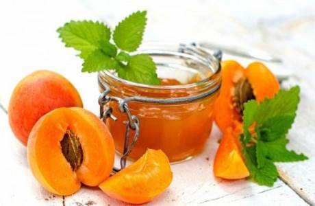 Confiture d'abricot pour l'hiver