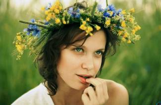 Comment tisser une guirlande de fleurs sur votre tête